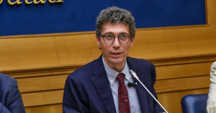 Magi vestito da fantasma alla Camera, rischia due giorni di interdizione: “Rivendico la mia azione politica”