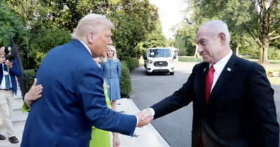 Copertina di Strette di mano e abbracci: l’arrivo di Netanyahu e la moglie alla Casa Bianca. L’incontro con Trump