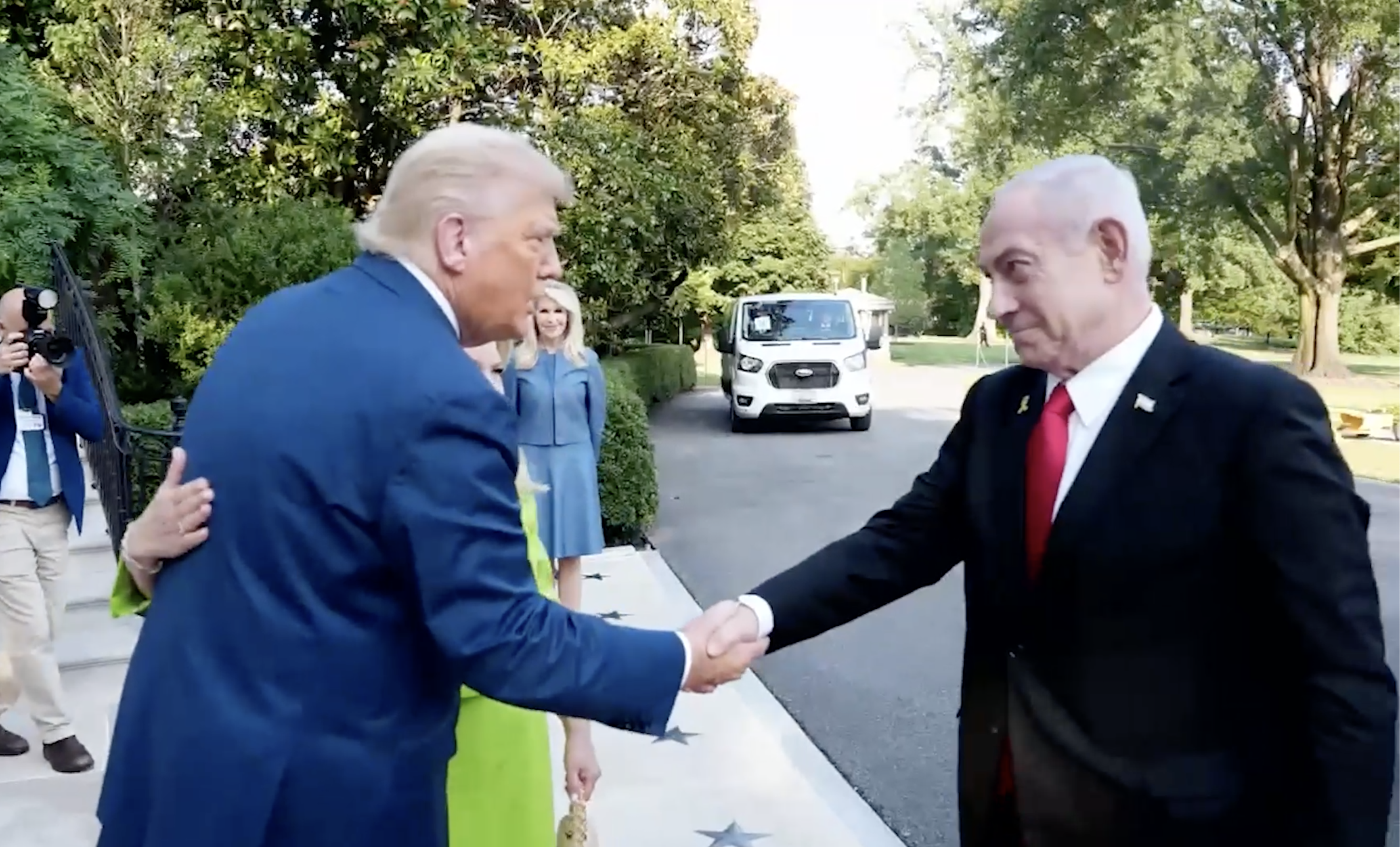Strette di mano e abbracci: l’arrivo di Netanyahu e la moglie alla Casa Bianca. L’incontro con Trump Strette di mano e abbracci: l’arrivo di Netanyahu e la moglie alla Casa Bianca. L’incontro con Trump