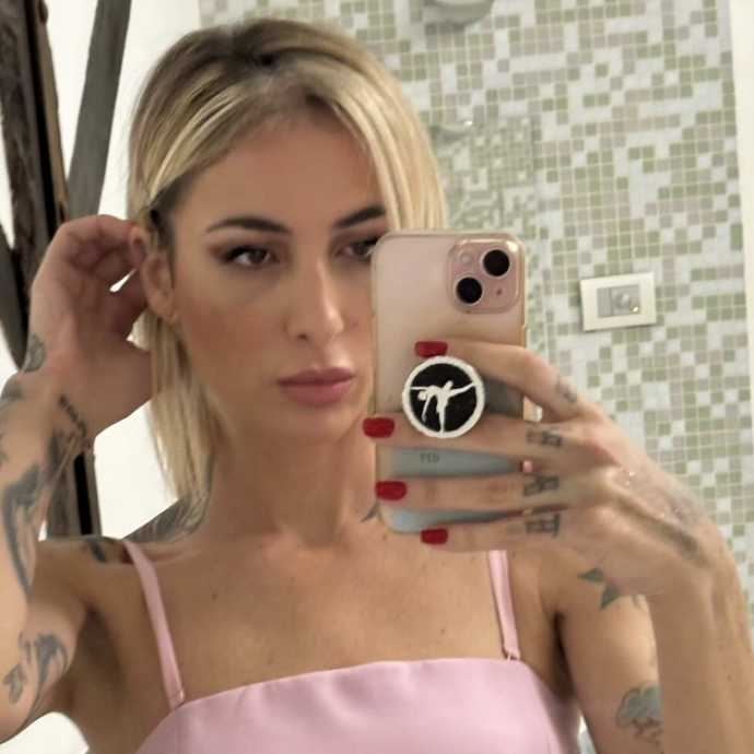 “Perché non ho mai denunciato quello che mi succedeva da bambina? Avevo troppa paura di tornare a casa. Se voglio figli? Non l’ho mai desiderato”: parla Ema Stokholma