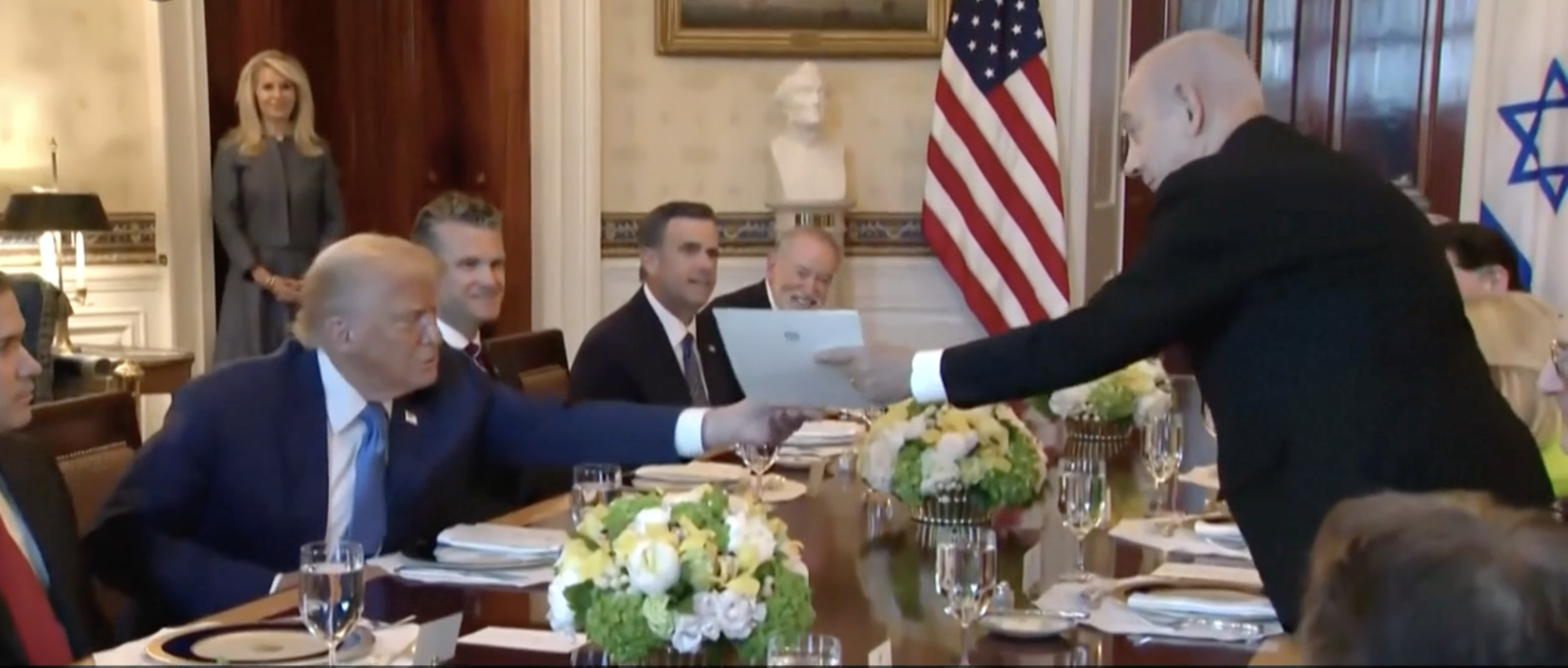 Netanyahu consegna a Trump la lettera inviata al comitato per il Nobel per la pace: il video
