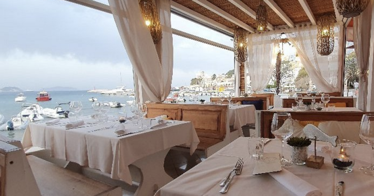 Pranzo a base di aragosta da 923 euro in quattro, lo scontrino è ‘d’oro’ ma il gestore non ci sta: “Vengono, fanno i signori, poi si lamentano” Pranzo a base di aragosta da 923 euro in quattro, lo scontrino è ‘d’oro’ ma il gestore non ci sta: “Vengono, fanno i signori, poi si lamentano”