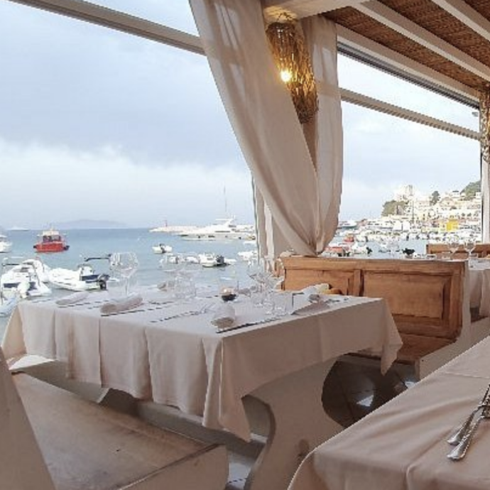 Pranzo a base di aragosta da 923 euro in quattro, lo scontrino è ‘d’oro’ ma il gestore non ci sta: “Vengono, fanno i signori, poi si lamentano”