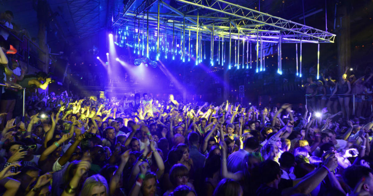 A Ibiza le ambulanze non bastano per via delle discoteche e scoppia la polemica: “Ingiusto che sia la popolazione locale a pagare”