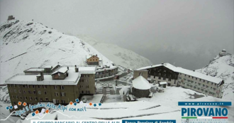 Copertina di Il Passo dello Stelvio coperto dalla neve: cime imbiancate dopo il grande caldo – Video