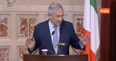 Copertina di “Sono il ministro degli Esteri più sfigato della storia…”: Tajani è in ritardo alla Camera e si giustifica così – Video