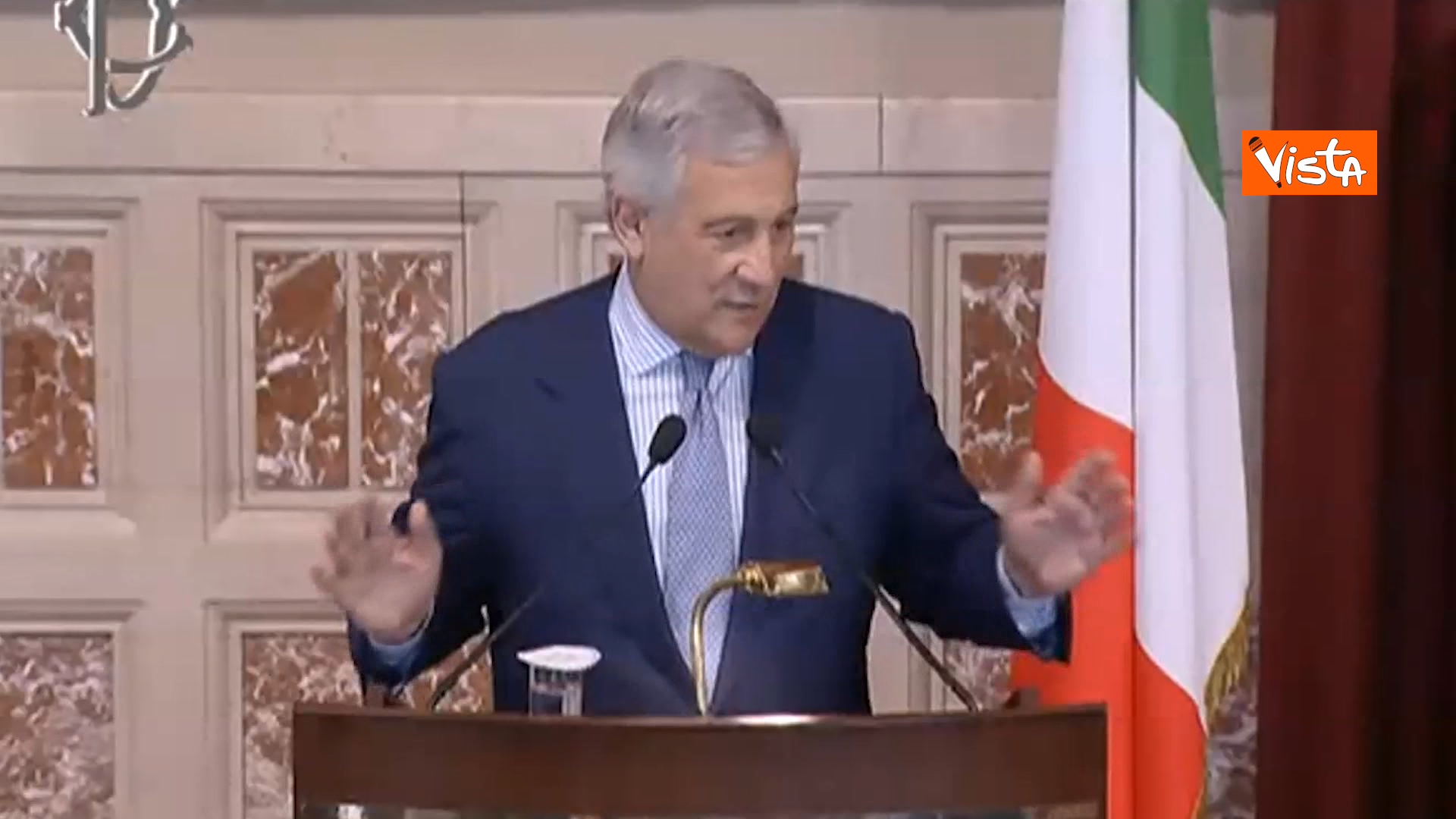 “Sono il ministro degli Esteri più sfigato della storia…”: Tajani è in ritardo alla Camera e si giustifica così – Video “Sono il ministro degli Esteri più sfigato della storia…”: Tajani è in ritardo alla Camera e si giustifica così – Video