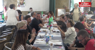 Copertina di Paper Fest, il pranzo solidale per lanciare la raccolta fondi della Fondazione del Fatto: “Così restituiamo dignità a chi ne ha bisogno”