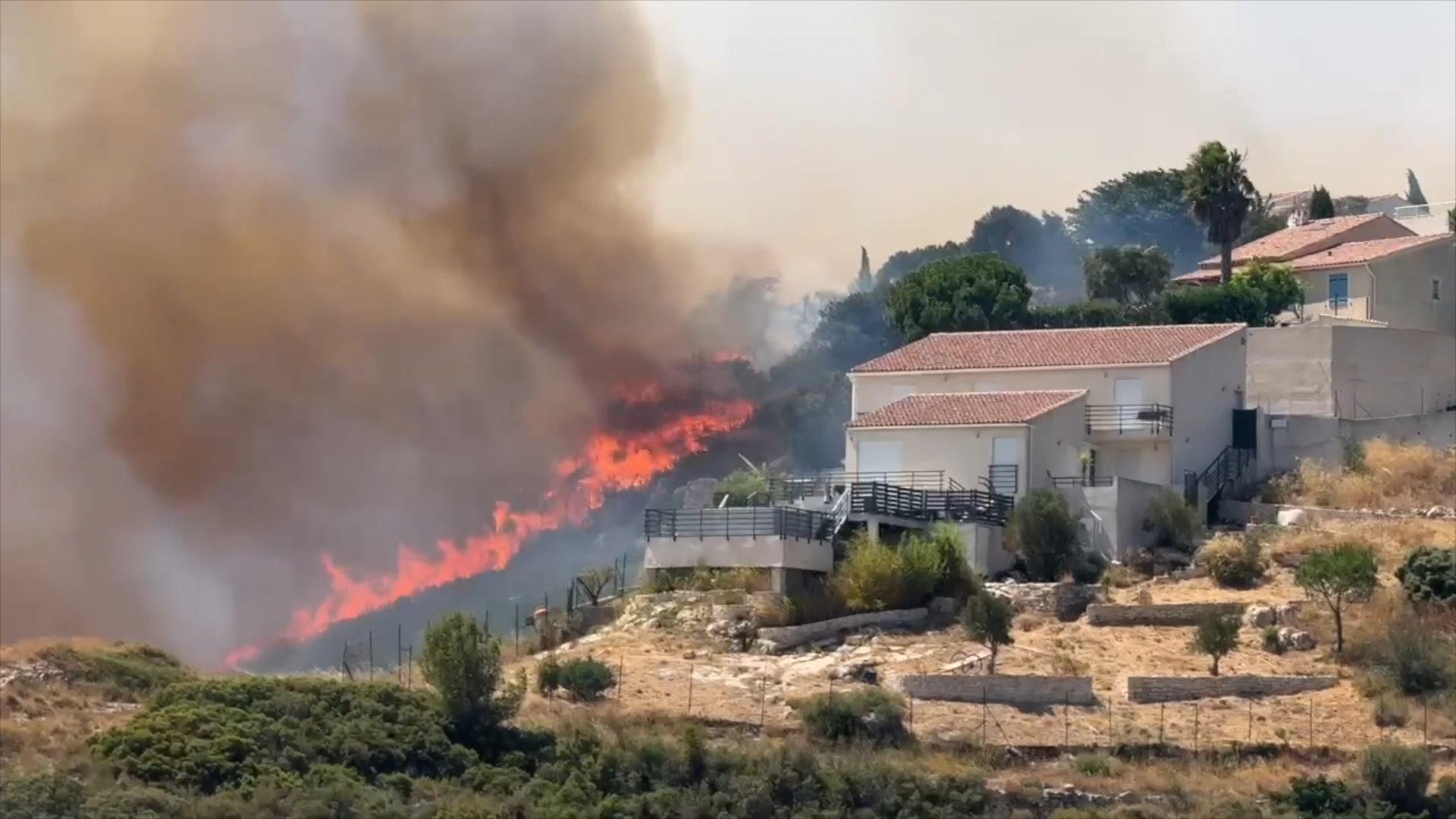 L’incendio a Marsiglia fa paura: le fiamme a pochi metri dalle case – Video L’incendio a Marsiglia fa paura: le fiamme a pochi metri dalle case – Video