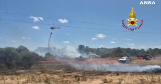 Copertina di Incendi a Sassari e alla Maddalena, fiamme vicino alle case: persone evacuate via mare – Video