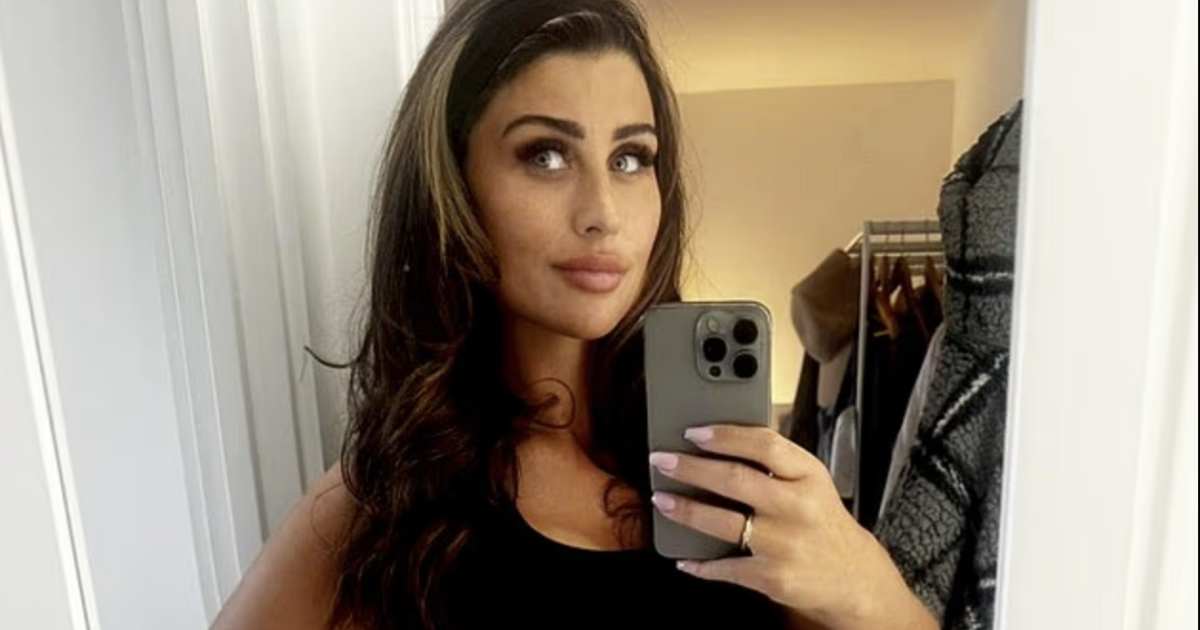 “Sono andata ad operarmi al seno in Turchia per risparmiare, ma il capezzolo è andato in necrosi. Tutti mi avevano avvertito di non andarci, ma pensavo di saperne di più”. La storia di Chloe Roiser “Sono andata ad operarmi al seno in Turchia per risparmiare, ma il capezzolo è andato in necrosi. Tutti mi avevano avvertito di non andarci, ma pensavo di saperne di più”. La storia di Chloe Roiser