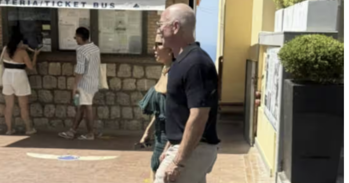jeff bezos e lauren sanchez in luna di miele a capri profilo basso ma grifato la passeggiata in piazzetta poi la cena in pizzeria