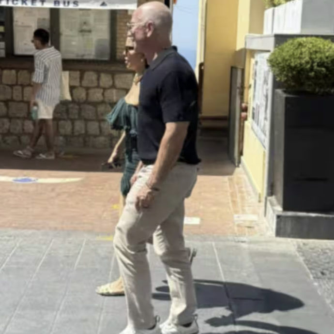 Jeff Bezos e Lauren Sanchez in luna di miele a Capri: “Profilo basso ma grifato”. La passeggiata in piazzetta, poi la cena in pizzeria