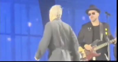 Copertina di Robbie Williams si sente male durante il concerto e vomita sul palco: “Avevo mangiato troppe caramelle a base di nicotina” – VIDEO