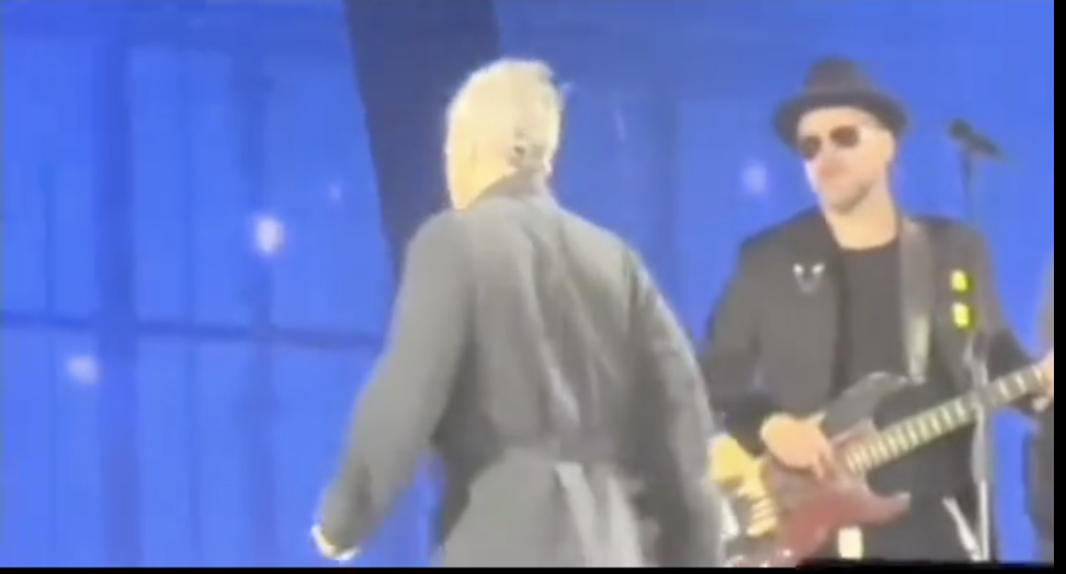 Robbie Williams si sente male durante il concerto e vomita sul palco: “Avevo mangiato troppe caramelle a base di nicotina” – VIDEO Robbie Williams si sente male durante il concerto e vomita sul palco: “Avevo mangiato troppe caramelle a base di nicotina” – VIDEO