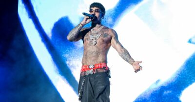 Copertina di Tony Effe bestemmia sul palco del Circo Massimo poi si inginocchia, bacia la croce e chiede scusa – IL VIDEO