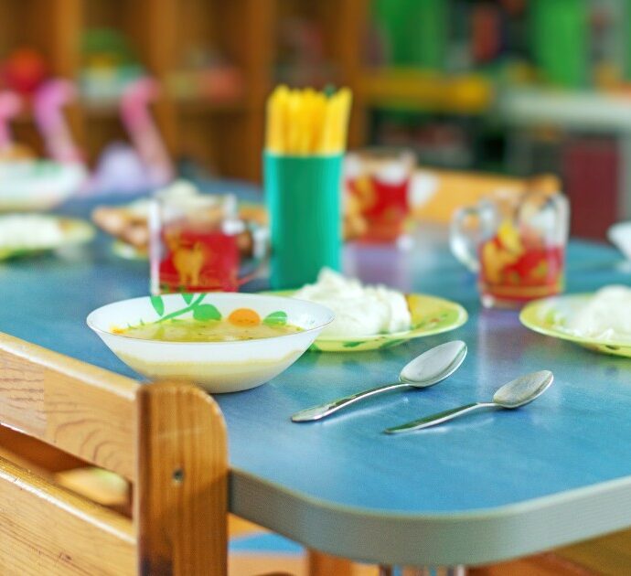 Cuochi trovano dei barattoli di vernice tossica in cantina e la usano per decorare i piatti all’asilo: 233 bambini avvelenati da piombo