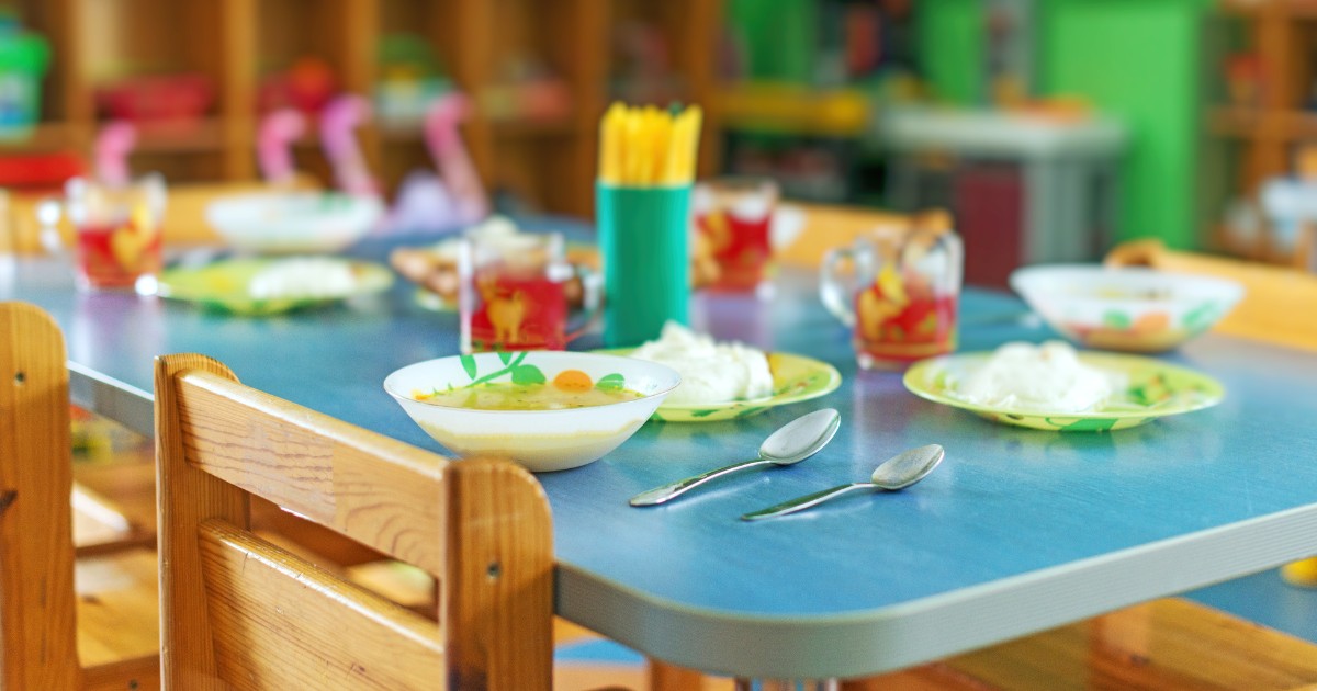 Cuochi trovano dei barattoli di vernice tossica in cantina e la usano per decorare i piatti all’asilo: 233 bambini avvelenati da piombo Cuochi trovano dei barattoli di vernice tossica in cantina e la usano per decorare i piatti all’asilo: 233 bambini avvelenati da piombo