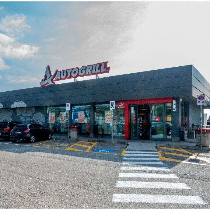 Mangiare in autostrada? Prezzi da ristoranti stellati: per Coca Cola e panino si arriva ad oltre 16 euro. L’analisi di Altroconsumo su Autogrill e gli altri punti ristoro