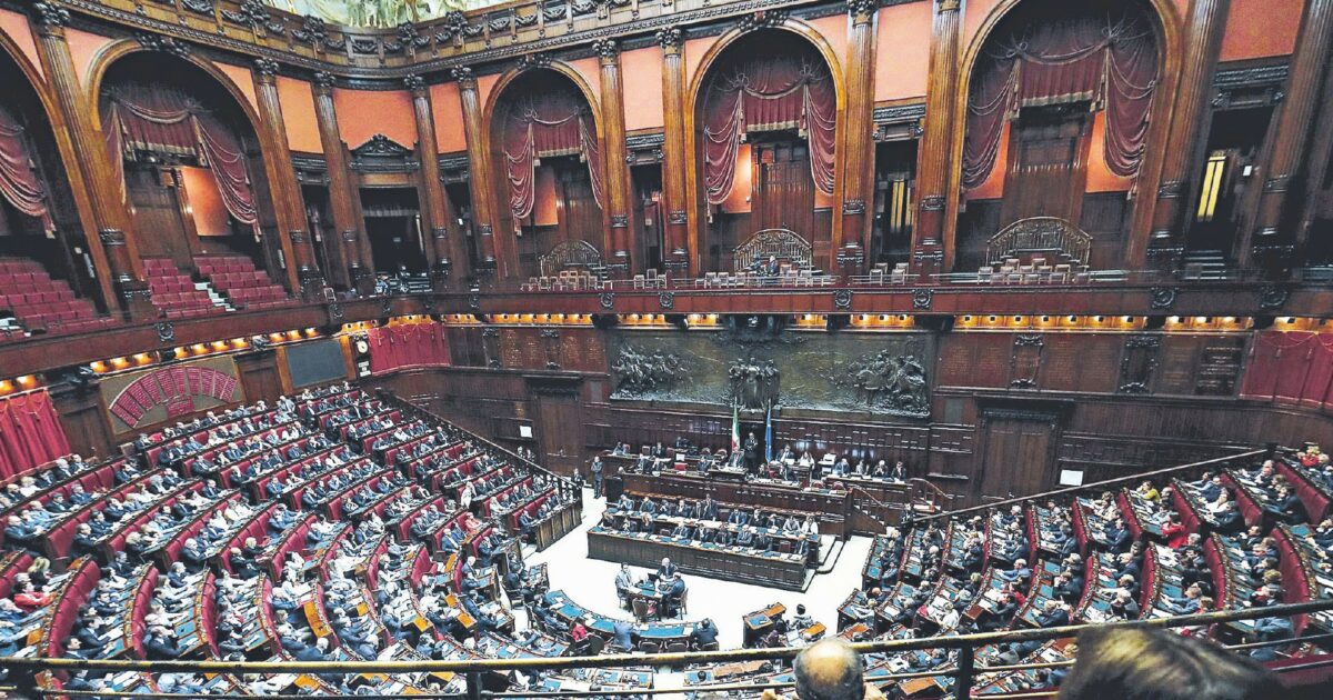 Vitalizi, giovedì la sentenza del collegio della Camera: oltre 1.300 ex deputati sperano nell’annullamento del taglio Vitalizi, giovedì la sentenza del collegio della Camera: oltre 1.300 ex deputati sperano nell’annullamento del taglio