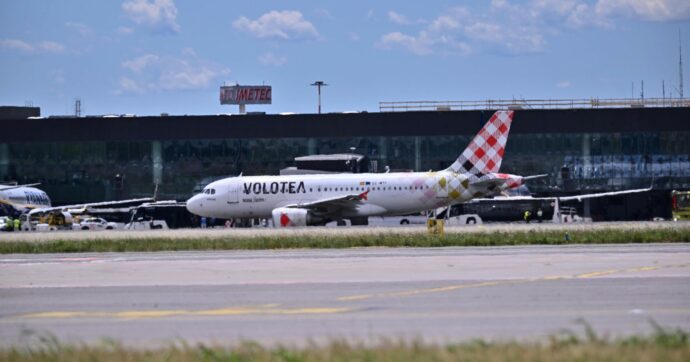Un uomo risucchiato dal motore dell’aereo