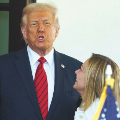 Copertina di Trump insiste: “Meloni vuol tornare amica perché la sua popolarità è bassa”. La premier replica: “Pensa alla tua”