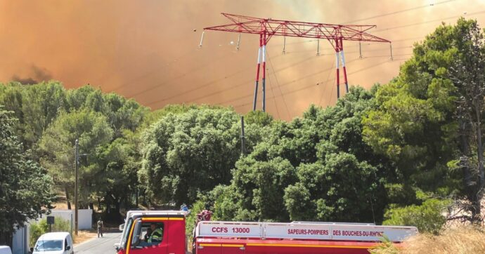 Enorme incendio a Marsiglia: “La popolazione resti in casa”