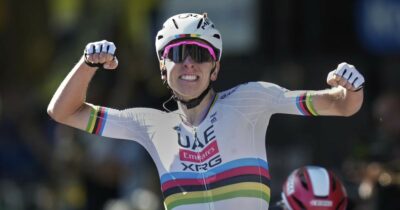 Copertina di Pogacar show al Tour e vittoria numero 100 in carriera: che duelli con Vingegaard e Van der Poel, che resta in giallo a pari tempo