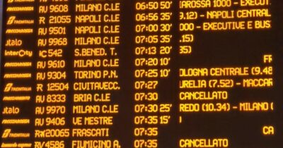Copertina di Sciopero nazionale dei treni: disagi ovunque, solo a Termini 30 cancellazioni e ritardi fino a 120 minuti