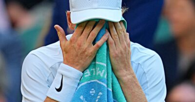 Copertina di Sinner e l’infortunio al gomito, niente allenamento a Wimbledon. Cahill spiega: “Ha giocato al coperto, ha perso 10 km/h sul dritto”