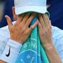 Copertina di Sinner e l’infortunio al gomito, niente allenamento a Wimbledon. Cahill spiega: “Ha giocato al coperto, ha perso 10 km/h sul dritto”