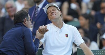 Copertina di Sinner, paura per l’infortunio al gomito: “Fa male”. Eseguita la risonanza magnetica