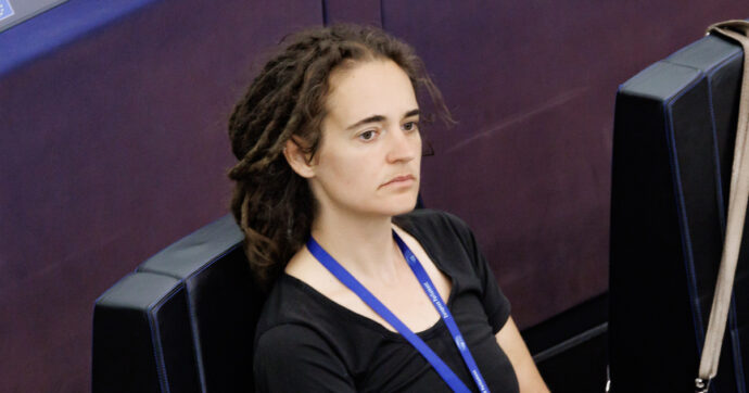 Carola Rackete lascia il Parlamento europeo: l’ex capitana Sea Watch si dimette