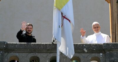 Copertina di Il Papa incontra Zelensky: “Pronti a ospitare i negoziati”. Mattarella: “Pieno appoggio a Kiev”