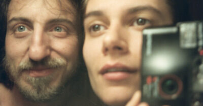 Copertina di “Parlare di corpi trans felici è un atto politico”: la storia d’amore queer di Silvia e Samuele in “Un fantastico altrove”