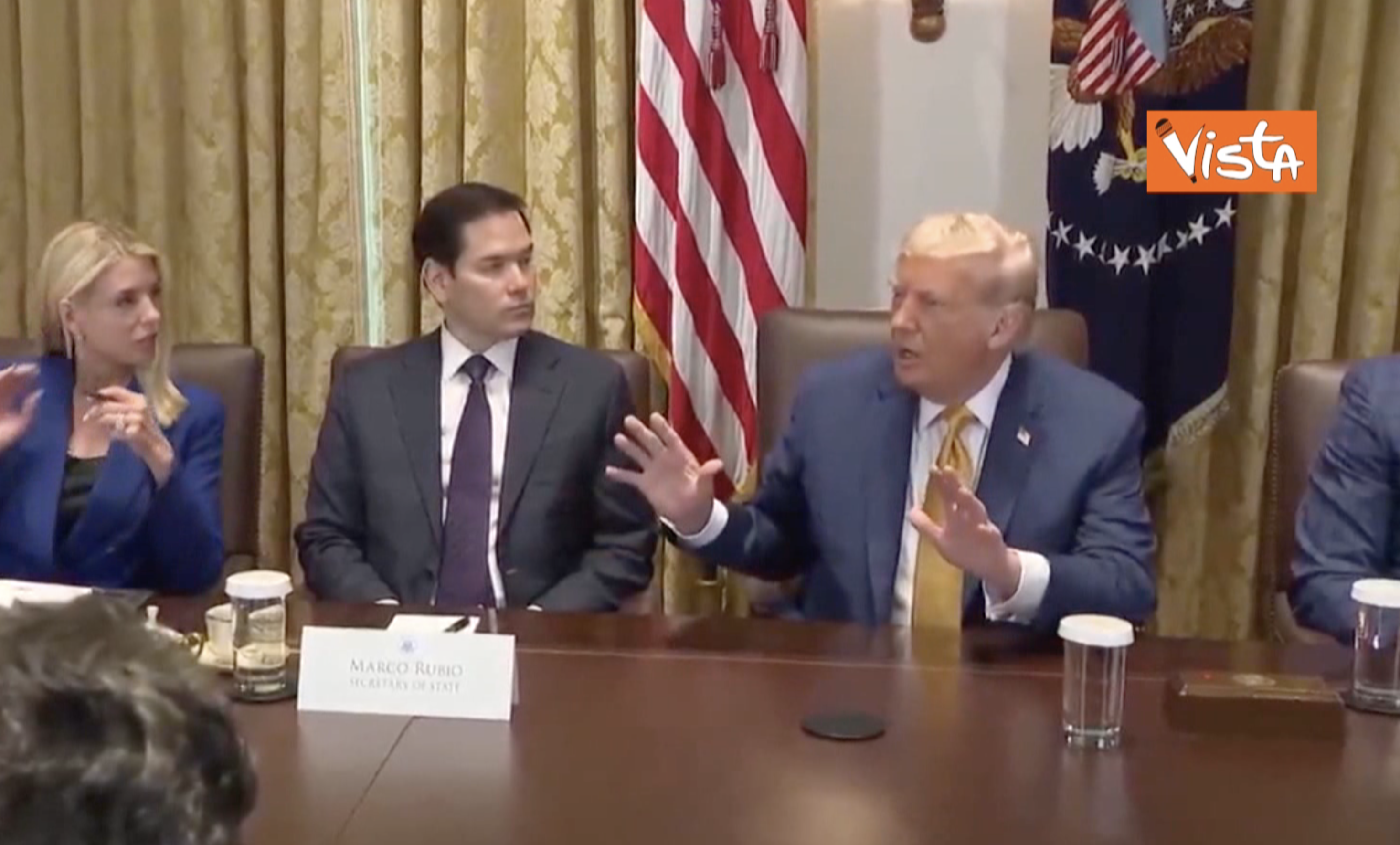 Caso Epstein, Trump se la prende con il giornalista: “Abbiamo la tragedia in Texas e lei chiede ancora di lui?” Caso Epstein, Trump se la prende con il giornalista: “Abbiamo la tragedia in Texas e lei chiede ancora di lui?”