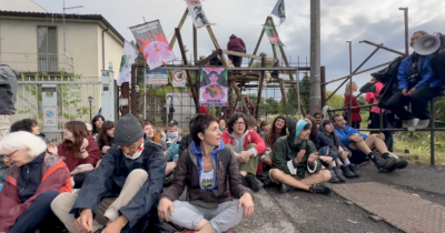 Copertina di A Vicenza ruspe e idranti contro il presidio No Tav: “Non distruggete il bosco. Il caldo è anche una nostra responsabilità”
