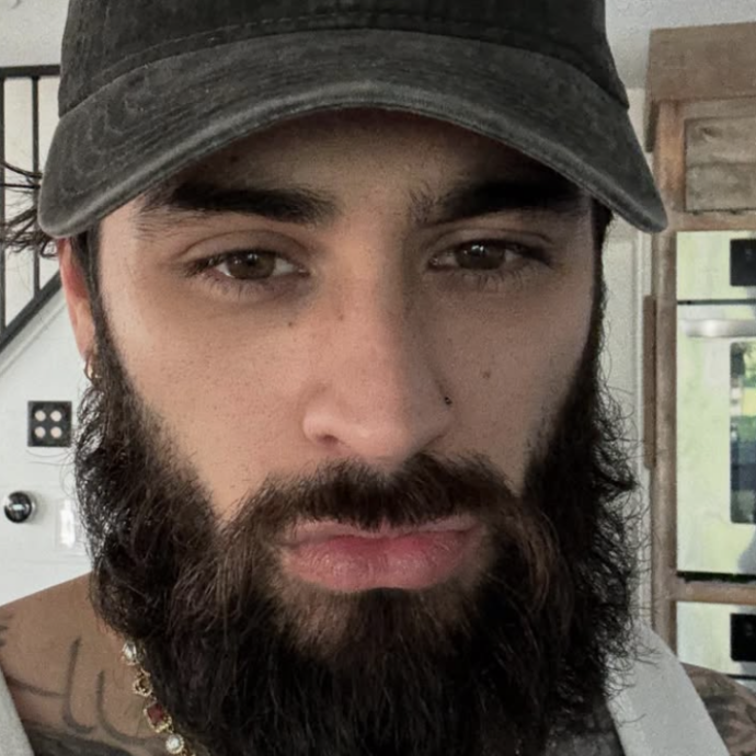 “Ho subito il razzismo, suonavo in una band di bianchi e ridevano perché ero asiatico”: lo sfogo di Zayn Malik con un brano sull’esperienza con i One Direction