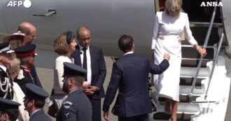Copertina di Macron offre la mano alla moglie Brigitte per scendere dall’aereo ma lei lo ignora: il video