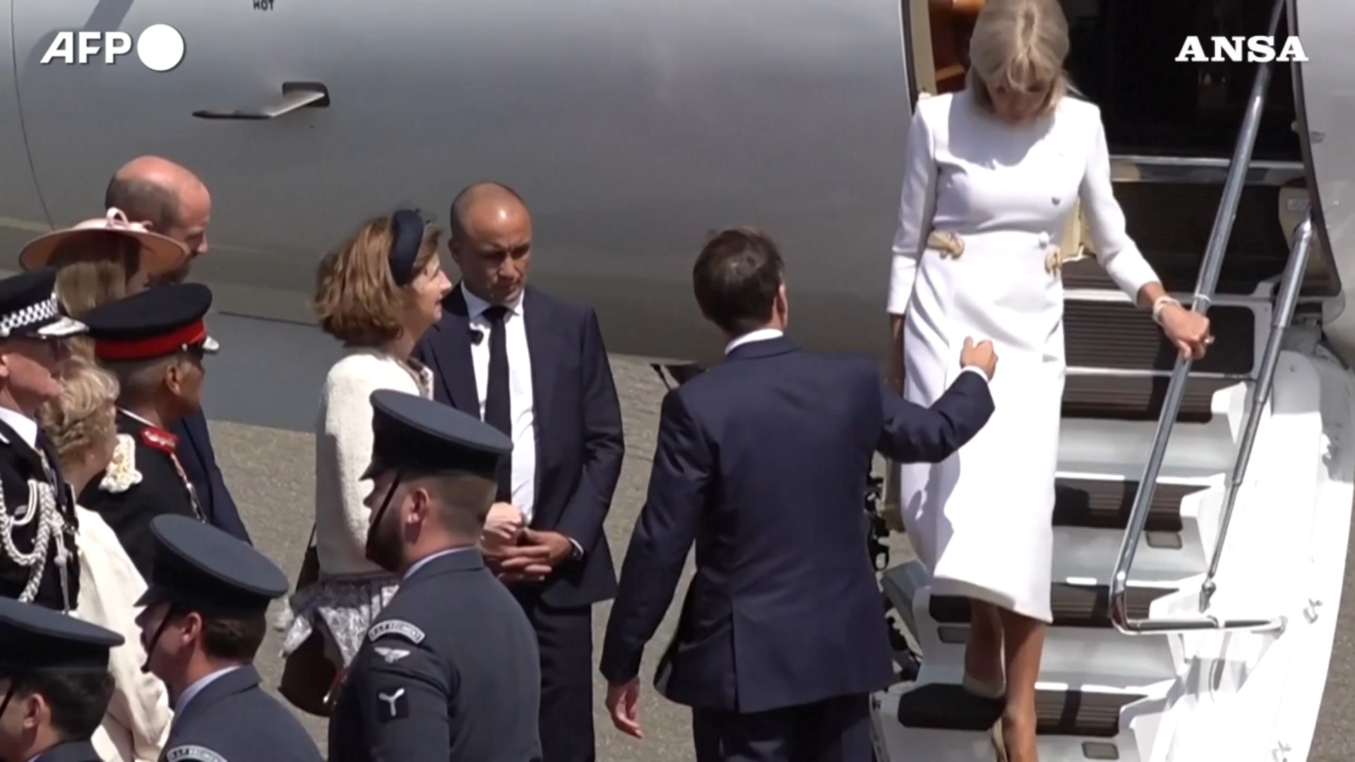 Macron offre la mano alla moglie Brigitte per scendere dall’aereo ma lei lo ignora: il video Macron offre la mano alla moglie Brigitte per scendere dall’aereo ma lei lo ignora: il video
