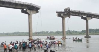 Copertina di Crolla ponte nello Stato indiano del Gujarat per le forti piogge: almeno nove morti – Video