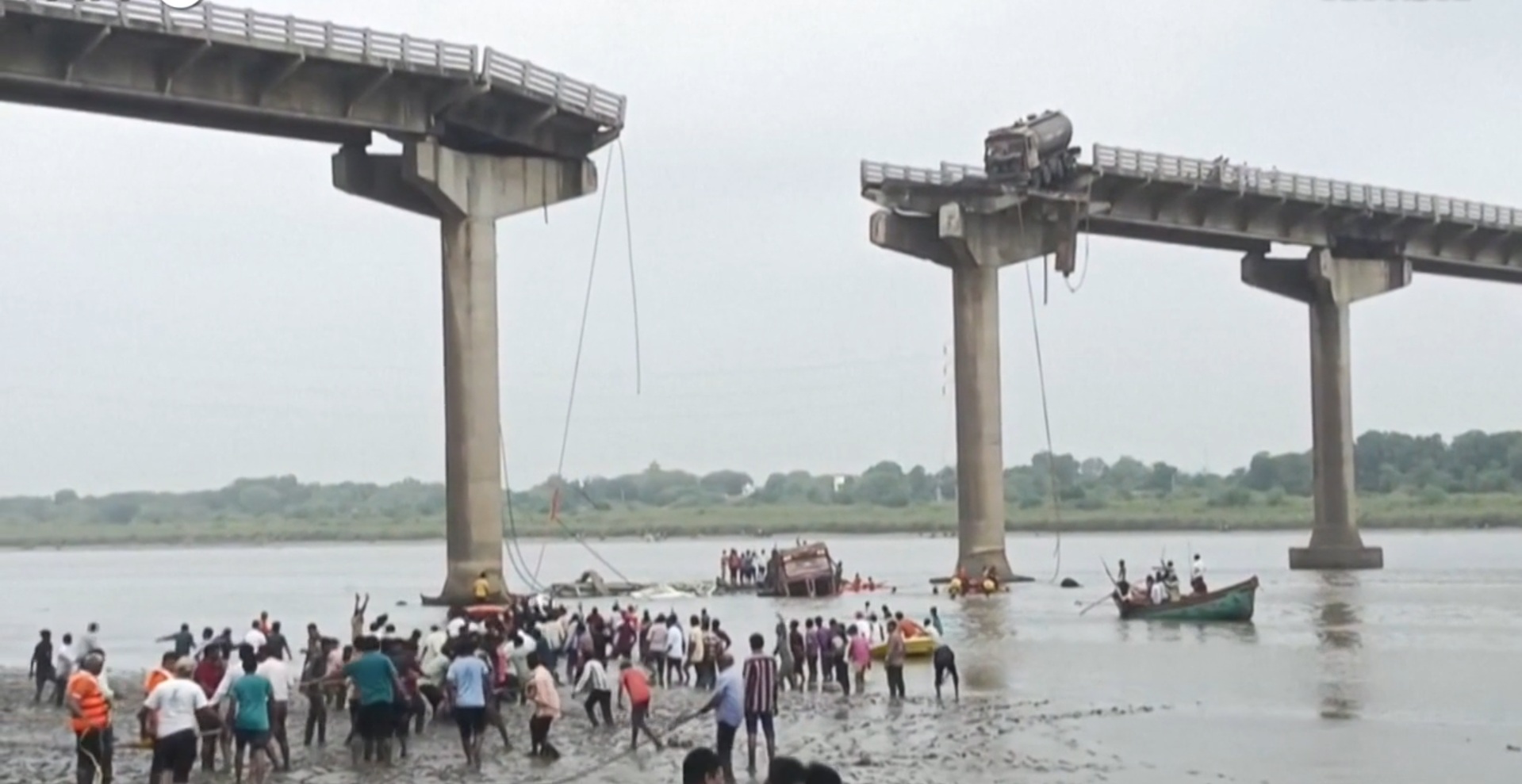 Crolla ponte nello Stato indiano del Gujarat per le forti piogge: almeno nove morti – Video Crolla ponte nello Stato indiano del Gujarat per le forti piogge: almeno nove morti – Video