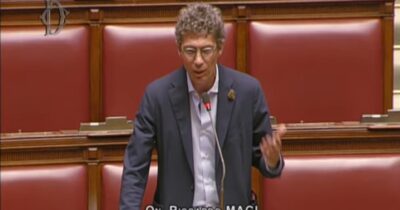 Copertina di Deputato con fiore di marijuana all’occhiello interroga Lollobrigida: “Canapa? Avete distruttore un settore imprenditoriale”