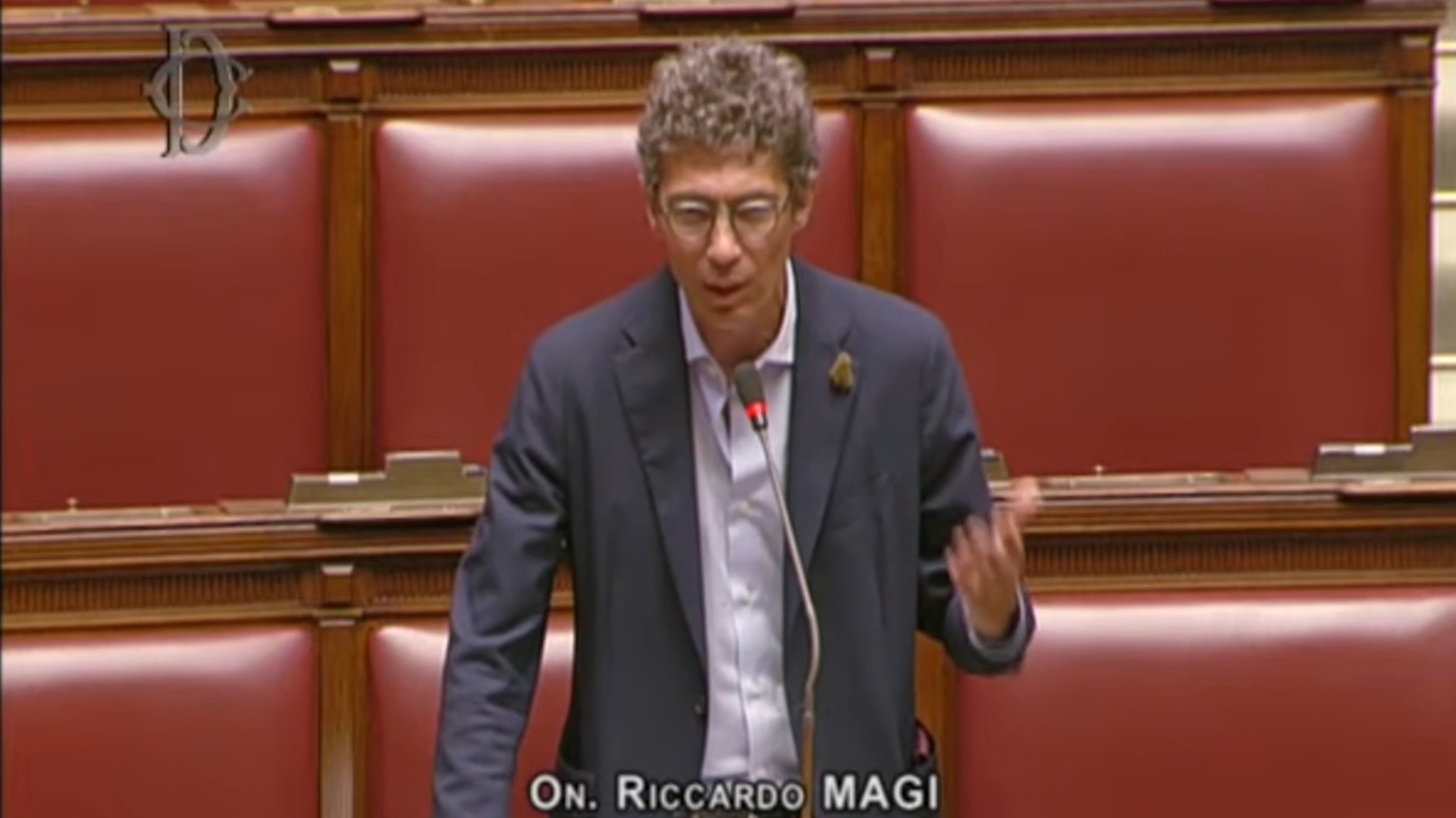 deputato con fiore di marijuana all8217occhiello interroga lollobrigida canapa avete distruttore un settore imprenditoriale