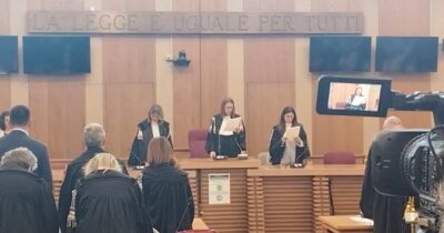 Copertina di Caso Bibbiano, il video in Tribunale della lettura della sentenza: cadono quasi tutte le accuse
