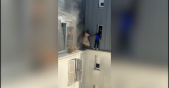 Copertina di Parigi, esce sul cornicione e salva un’intera famiglia da un incendio: premiato dalla polizia. Il video