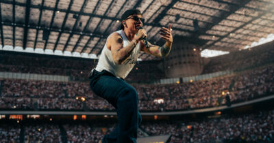 Copertina di “Chiedo scusa perché la tribuna stampa di San Siro non è un triangolo, ma un quadrato”: Ultimo lancia un’altra provocazione alla stampa