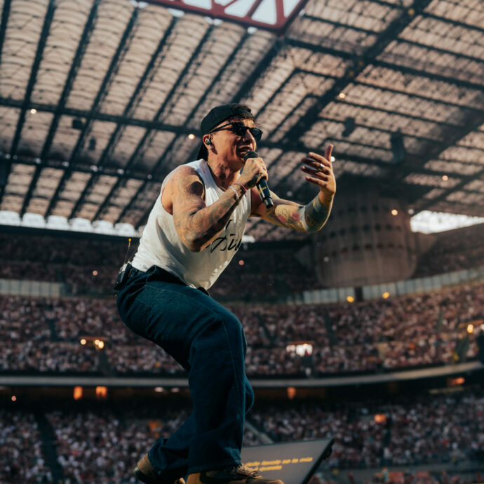 “Chiedo scusa perché la tribuna stampa di San Siro non è un triangolo, ma un quadrato”: Ultimo lancia un’altra provocazione alla stampa