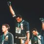 Copertina di Tommie, John e il ’68. Quei pugni contro il cielo per scuotere tutta la terra