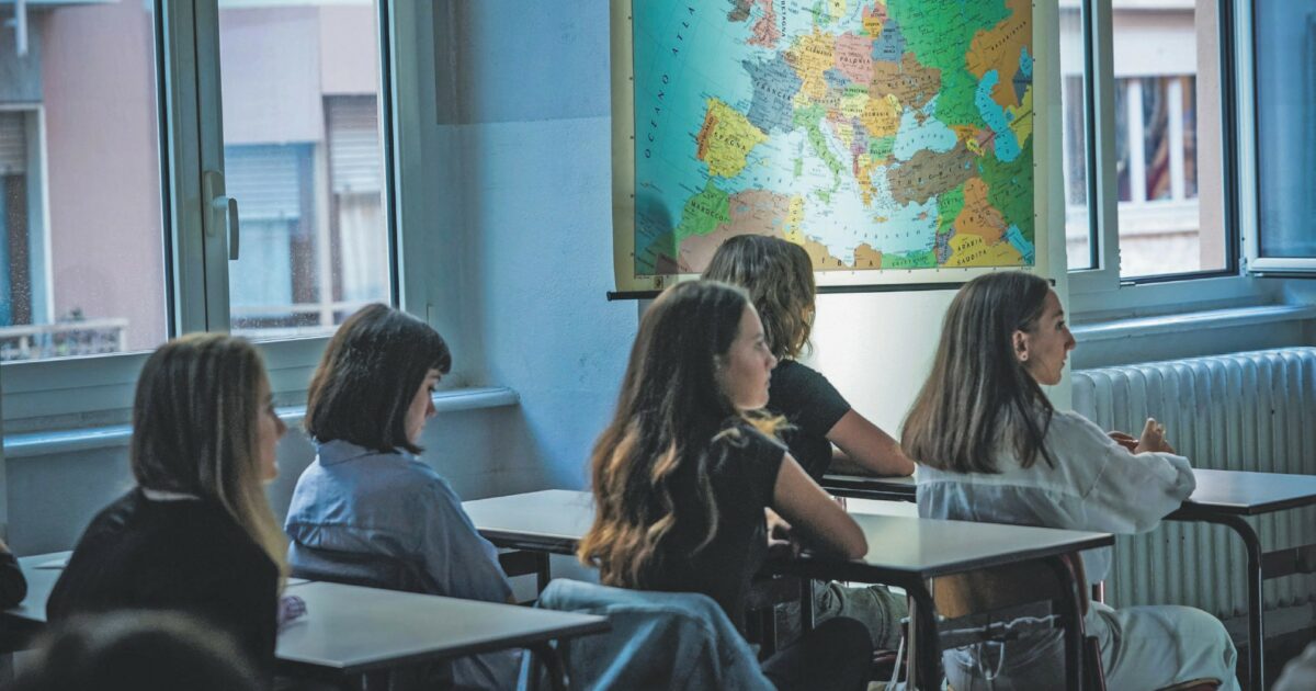 caro prezzo di libri zaini e quaderni per il nuovo anno scolastico 600 800 euro a famiglia il ceto medio 232 in difficolt224